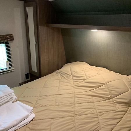 Golden Riverfront Campground Hotel Buitenkant foto